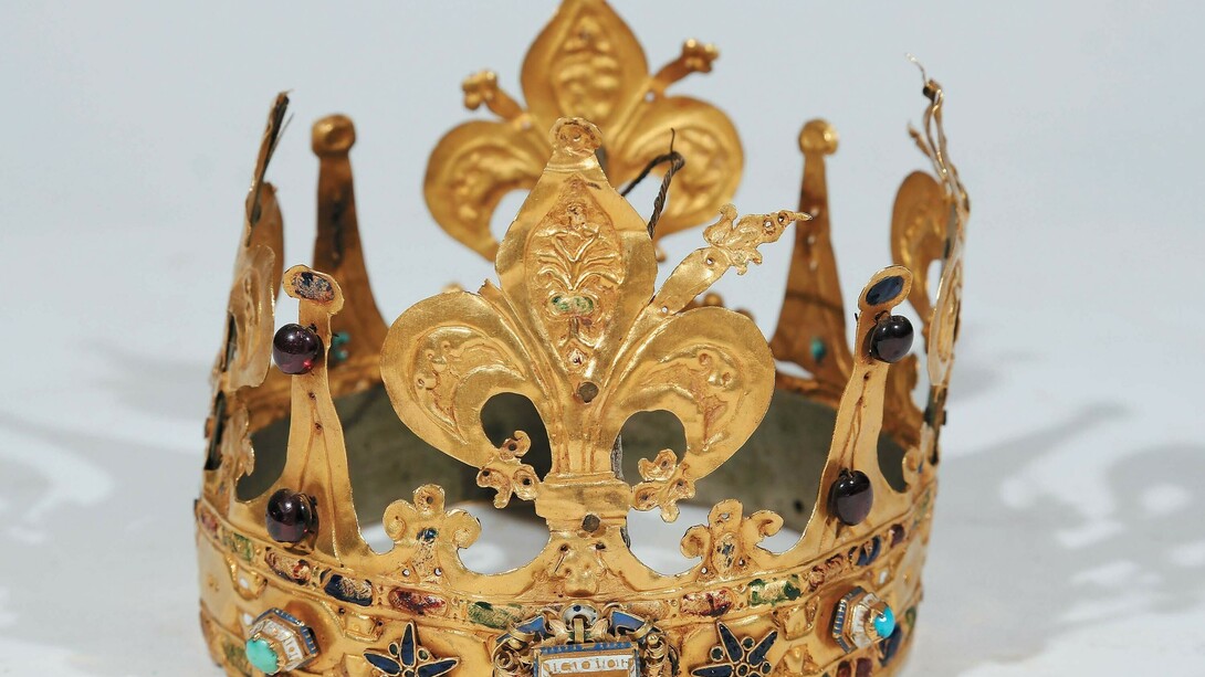 Alessandro di Bastiano Lamberti (1589-1602), Coppia di corone per il gruppo scultoreo detto “Delle lacrime”, 1601, lamina d’oro ritagliata, traforata, sbalzata e cesellata, smalti en ronde bosse e traslucidi, pietre preziose, proveniente dalla chiesa della Santissima Annunziata di Arezzo Arezzo, Museo Diocesano d’Arte Sacra