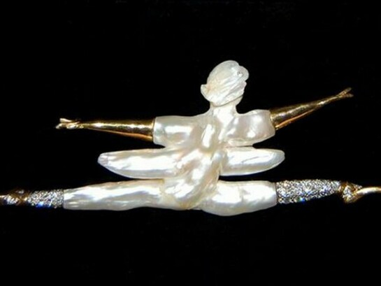 Geoffrey Rowlandson, Grand Jete, gold with diamonds and two cultured baroque pearls, London 1999, 116 KB, © Geoffrey Rowlandson