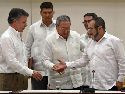 Saludo entre Timochenko y Santos tras la firma del acuerdo de paz en La Habana