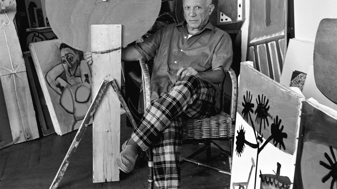 Edward Quinn (1920-1997), Pablo Picasso accanto all’assemblage , L’enfant, (1956) nell’atelier della sua 
villa La Californie, Cannes, 1956, Stampa senza data, Gelatina ai sali d’argento, 24×18,2 cm, Dono Eredi Picasso, 1992, , inv. APPH1674, © edwardquinn.com , © Succession Picasso by SIAE 2016      

