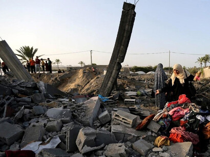 Una mujer palestina inspecciona una casa destruida en un ataque aéreo israelí en el sur de la Franja de Gaza, 13 de noviembre de 2019