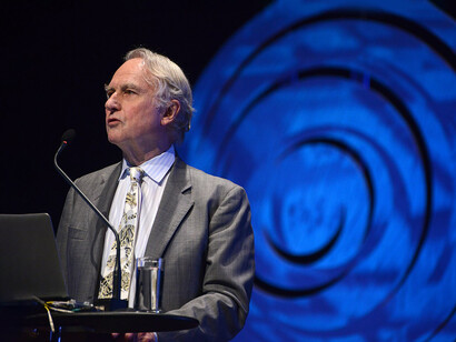 Richard Dawkins defendió la razón científica como antídoto frente al dogma, en un tiempo que hoy parece haber vuelto a necesitarlo