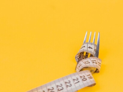 La sensibilità verso chi lotta con il proprio peso dovrebbe essere una priorità, poiché la discriminazione e i pregiudizi possono aggravare ulteriormente la situazione emotiva e fisica della persona