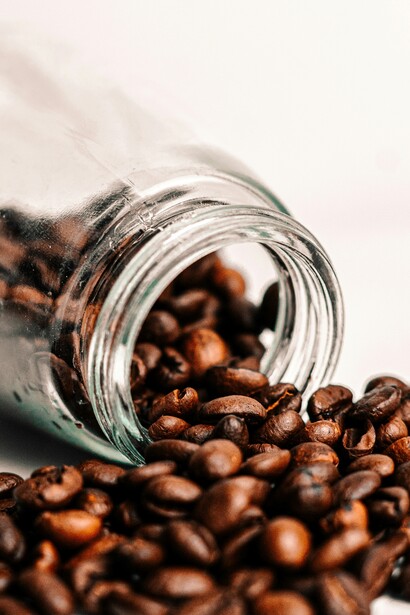 Lucaffè si distingue per la selezione manuale dei chicchi, la tostatura precisa e la creazione di macchine per il caffè innovative, tutte orientate alla massima qualità e salute dei consumatori

