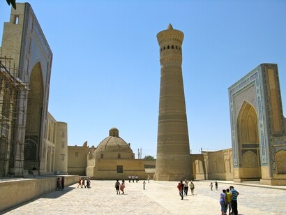 La piazza centrale della storica città di Bukhara, dominata dal minareto Kalyan (Grande) terminato nel 1127, all’epoca la più alta costruzione dell’Asia Centrale risparmiata dalla furia distruttrice di Gengis Khan