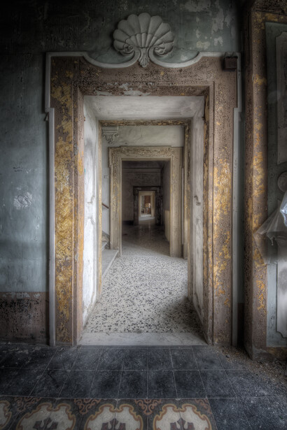 Uno degli accessi al salone