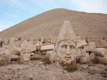 Las estatuas de cabezas gigantes del monte Nemrut, 40 km al norte de Kahta, cerca de Adıyaman, Turquía