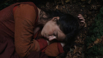 Jessie Buckley è Agnes Hathaway nella scena di apertura del film diretto da Chloé Zhao "Hamnet - Nel nome del figlio"