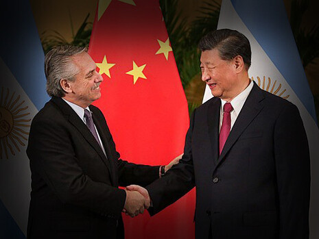 Alberto Fernández, presidente de Argentina, estrechando la mano de su homólogo chino, Xi Jinping, en Bali, Indonesia, el 15 de noviembre de 2022