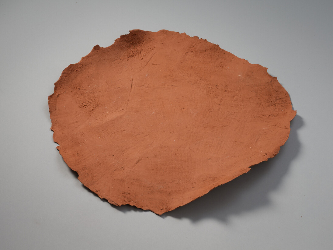 Shelagh Wakely, Clay dried on the surface of a slab,1979, Clay, 40 cm diameter