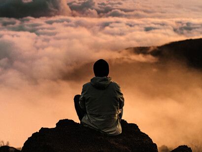 Hombre meditando. La práctica de la meditación y los momentos de pausa y silencio resultan de gran ayuda en este proceso de reconexión con nuestro interior