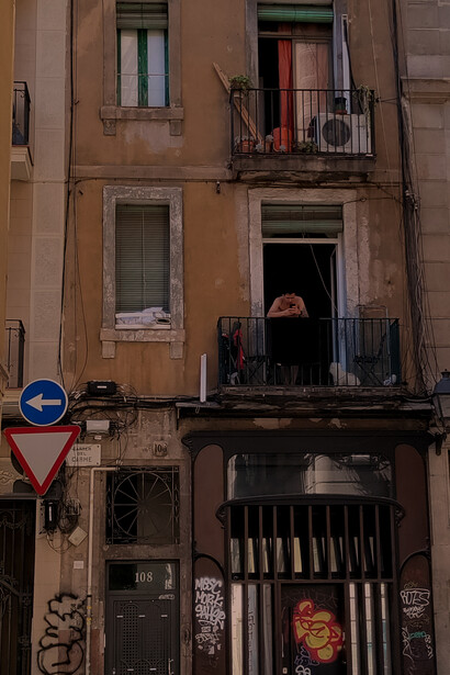 Fachada de un edificio en un barrio popular de Barcelona, España. Fotografía: Paco Cerezo