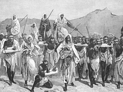 Gravura do século XIX representando uma caravana árabe de comércio de escravos transportando escravos africanos negros através do Sara. Esse aspecto é comumente omitido em discursos contemporâneos sobre a escravidão, como se os africanos tivessem sido apenas vítimas da malícia europeia. No entanto, ao reconhecer a cumplicidade de chefes tribais, não se busca diminuir a responsabilidade dos europeus, mas sim apresentar uma visão mais honesta e integral do fenômeno