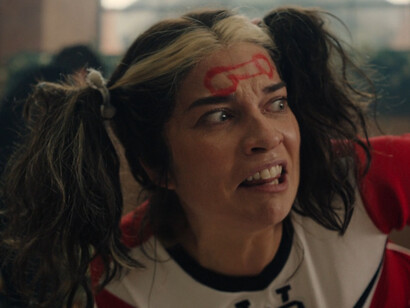 Joan, nome fictício interpretado pela atriz Annie Murphy, é uma executiva que tem sua filmada após aceitar sem ler os termos de uso de um canal de streaming 