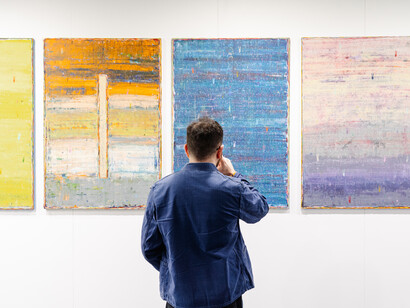 Verschiedene Künstler, Affordable Art Fair 2024, Ausstellungsansicht. Mit freundlicher Genehmigung der Affordable Art Fair