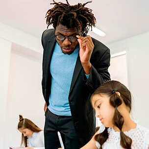 Professor. Nem poderia ser de outra forma, pois o povo cabo-verdiano sempre colocou a educação num patamar extremamente elevado