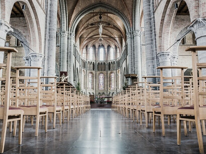 El delito llevaba la firma de aves carroñeras en lucha por un cadáver, lo que terminaría favoreciendo su propósito. Iglesia de Nuestra Señora (siglo XIII) en Lissewege, Bélgica