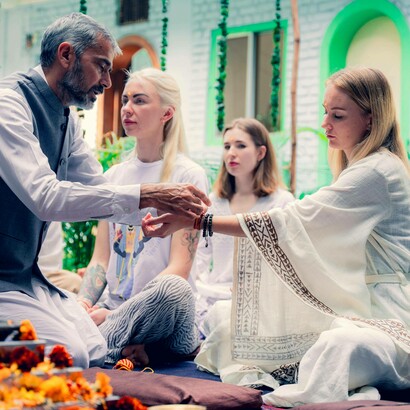 Giovani in un ritiro di yoga a Rishikesh, India: "L’impatto fu molto forte, mi sentii avvolgere da una forza invisibile che mi fece crollare ogni tensione"