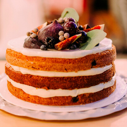 Naked Cake. Nos últimos 20 anos, podemos ver o desenvolvimento de novas tecnologias, materiais e técnicas para fabricação de bolos