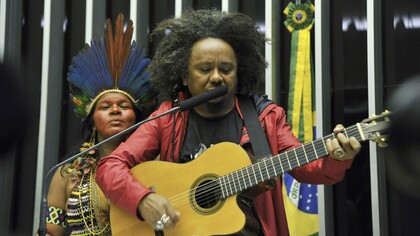 Plenário da Câmara dos Deputados durante sessão solene em homenagem ao Dia do Índio, comemorado em 19 de Abril. À tribuna, cantor Chico César e ao fundo Sônia Guajajara, uma influente líder indígena brasileira, ativista socioambiental e política. Foto: Geraldo Magela da agência Senado