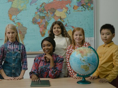 Turma de escola com professora. No Brasil, iniciativas como o índice de desenvolvimento da educação básica, (IDEB) representam esforços concretos nesse sentido. O IDEB, reúne informações sobre rendimento escolar e fluxo por forma a avaliar o atributo da educação em cada unidade da federação e município. Sua divulgação periódica permite comparar o desempenho das escolas e incentivar ações corretivas onde necessário (INEP, 2021)