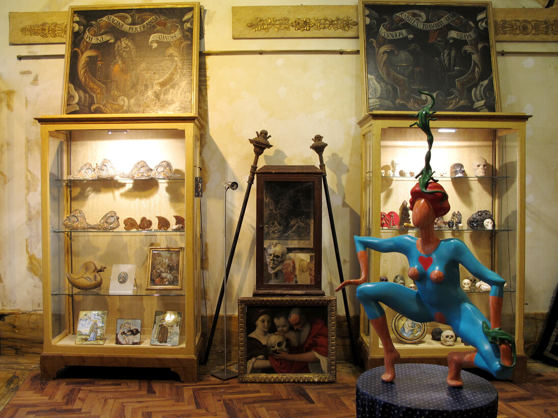 Parte dell’esposizione per la mostra “Cuori e Vanitas” con una vetrina dedicata ai cuori e una alle vanitas, dipinti del Seicento e, tra le vetrine, una composizione dell’artista Alex Papetti. In primo piano “Ballerina dal cuore grande” dell’artista Claudio Colaone