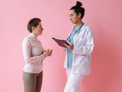 Medicina digitale vs medicina tradizionale. Il ruolo medico di guida/supervisione, utilizzando la propria intelligenza e le “vecchie” skills (intuizione, empatia, flessibilità), restano aspetti della professione che un algoritmo non saprà mai riprodurre