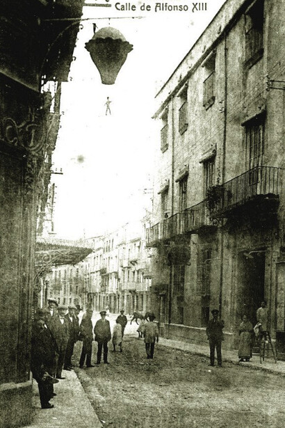 De nuevo en la ciudad, el obispo de Orihuela obsequió a Alfonso XIII en el Palacio Episcopal con un espléndido lunch, que estuvo amenizado por la Schola del Seminario.
Orihuela, visita de Alfonso XII, 1925, España