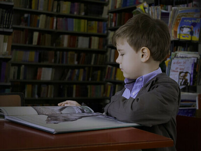 Niño leyendo un libro. Las universidades del futuro promoverán la sabiduría universal para darle propósito a la vida humana