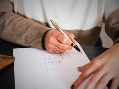 Arquiteta projeta no papel