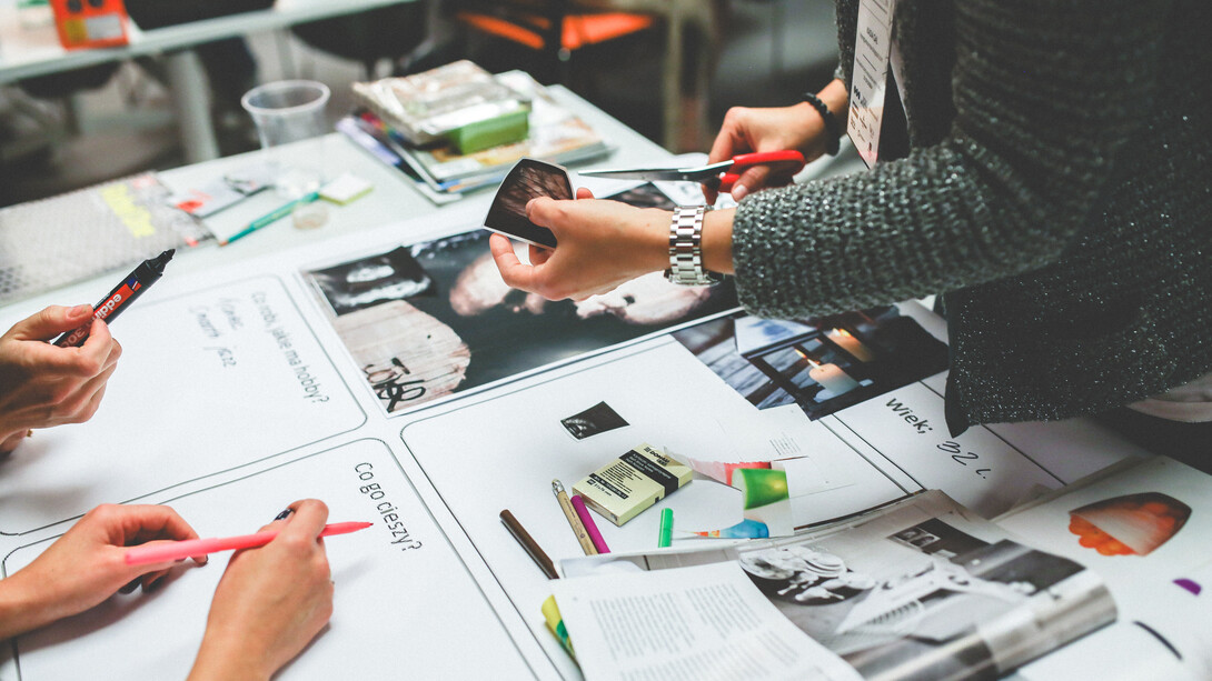 Publicitários recortam temas relevantes em revistas e matérias para compor uma nova campanha de marketing