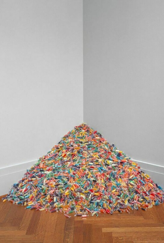 Felix Gonzalez-Torres, “Untitled”, 1992. Candies individually wrapped in variously coloured cellophane, endless supply, Overall dimensions vary with installation, Original size: 2 x 48 x 48 in. © The Felix Gonzalez-Torres Foundation, Courtesy of Andrea Rosen Gallery, New York
