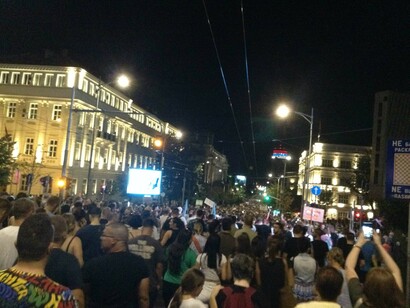  La oposición local al litio se ancla en una memoria colectiva marcada por invasiones y guerras que reafirman el derecho a “defender la tierra con la vida”. Protesta contra la minería de litio y RioTinto,   10 de agosto de 2024, Belgrado, Serbia