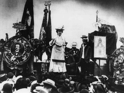 Rosa Luxembourg durante un comizio