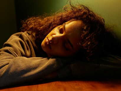 Substituir a falta pela expectativa de suprir ou de melhorar e conseguir, gera ansiedade. A ansiedade é o novo chão, o aparente não limite criado pelo desejar, para assim estabelecer parâmetros, pontos e situações a partir das quais tudo fica maravilhoso, luminoso e feliz. Ela é uma das vivências mais comuns quando não se aceita o limite, a realidade, o presente, quando não se aceita o que acontece