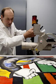 Analyse d’une oeuvre devant être de Fernand Léger, par le laboratoire Fine Arts Expert Institute à Genève. Aujourd’hui, les experts estiment que 50 % des tableaux circulant sur le marché sont des faux, qu’en sera-t-il quand toutes ces œuvres seront passés au crible par l’IA