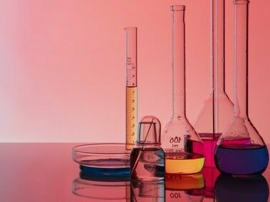 Laboratório. Os cientistas ateus olham para mim como se eu fosse um unicórnio. "Mas como assim você acredita em Deus e na evolução ao mesmo tempo?" Ora, do mesmo jeito que acredito que posso comer um pote de sorvete e ainda assim manter minha dieta — com fé e um pouco de negação da realidade