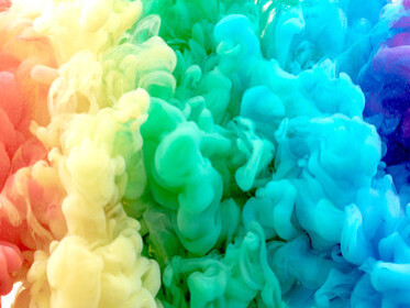 Esprimersi con il colore: creare con gioia e sentirsi liberi, con i colori del momento