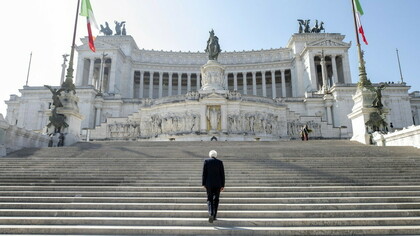 Il Presidente della Repubblica Sergio Mattarella depone una corona di fiori davanti alla tomba del Milite Ignoto all'Altare della Patria 