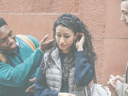 Violenza contro le donne. Tradizioni ostili e leggi obsolete hanno condizionato, per decenni e decenni, la vita delle donne, rendendole oggetto indiscusso della supremazia morale e fisica degli uomini