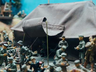 La cultura della guerra si trasmette attraverso l’educazione, i media e le tradizioni politiche