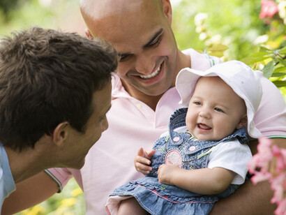 Pareja gay disfrutando de su adopción