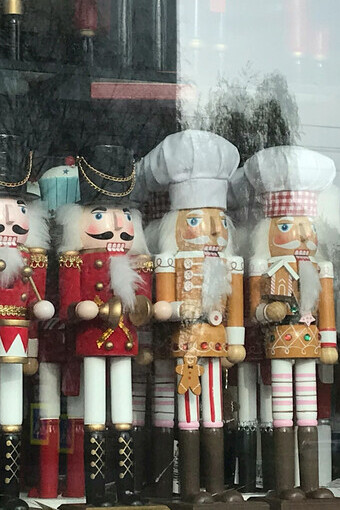 Figurines for sale, a symbol of simulation