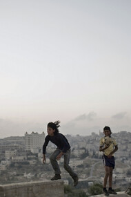 Muchachos jugando en una colina con vistas a Belén, Palestina, 2007. Fotografía: Christopher Anderson