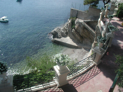 Villa Nellcôte, Villefranche-sur-Mer, Francia. Keith Richards decise di regalare a Mick Jagger, come regalo di nozze, mezzo chilo di cocaina purissima