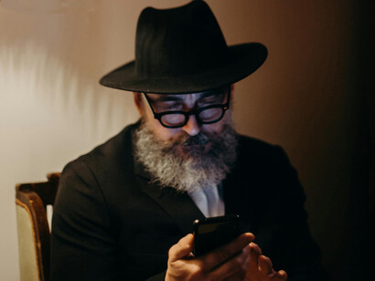 Conheça o OrCam MyEye um dispositivo revolucionário que utiliza inteligência artificial para capacitar pessoas com deficiência visual oferecendo independência e acessibilidade