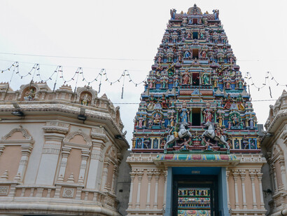 Dios, en tanto efecto y aceptado por todos, es lo que, pues, solo de ese modo se encaminaría el fin último de su criatura: el ser humano, creado por Él.   Templo Sri Mahamariamman, el templo hindú más antiguo en Georgetown, Penang, Malasia