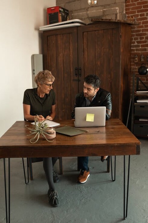 La inexistencia se centra entonces en una invisibilidad producida, un descrédito construido de tal manera que apunta a escenarios sin alternativas