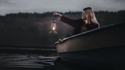 Sólo existe la noche y sólo ella nos sabe