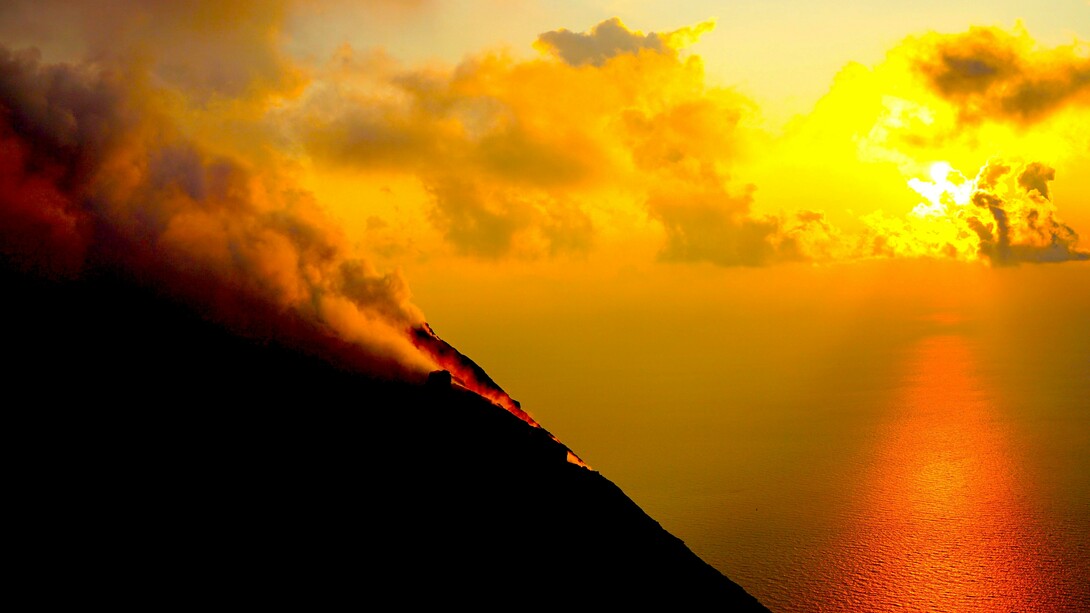 La isla volcán de Stromboli (Estrómboli usualmente denominada en español)